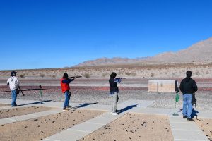 広大な砂漠の中に造られたクレー射撃場