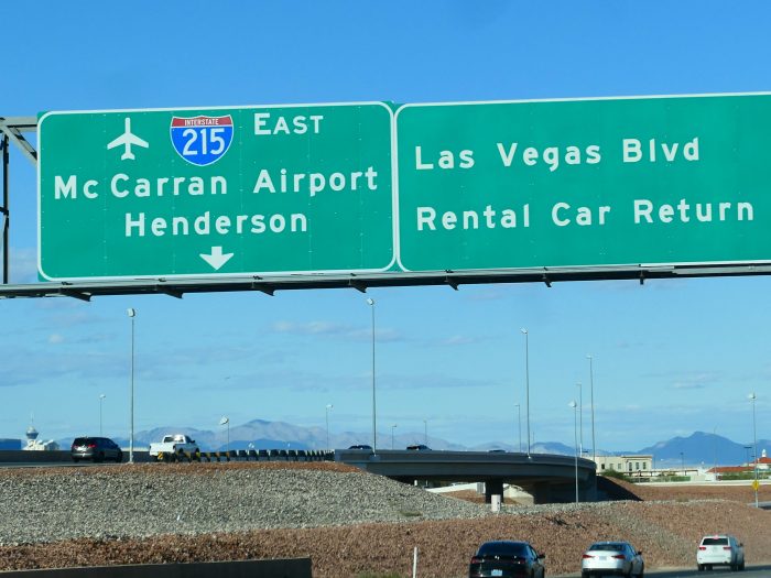 まだ McCarran Airport のままになっている高速道路の標識。