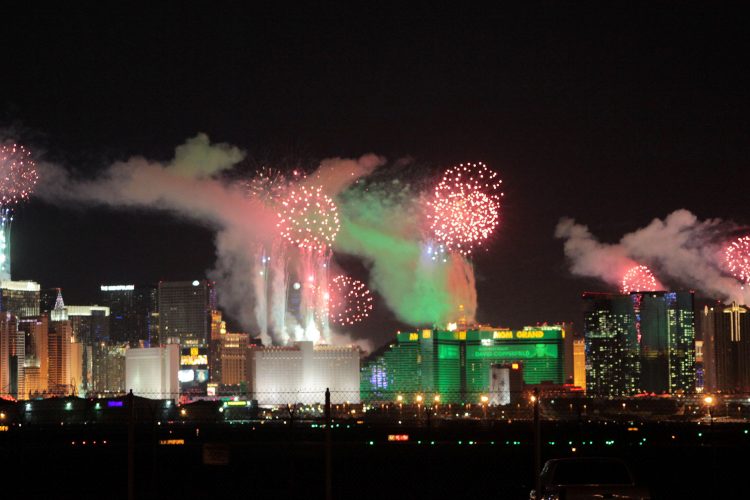 年末恒例のラスベガス・カウントダウン花火大会。（この写真は過去の大会のときのもの）