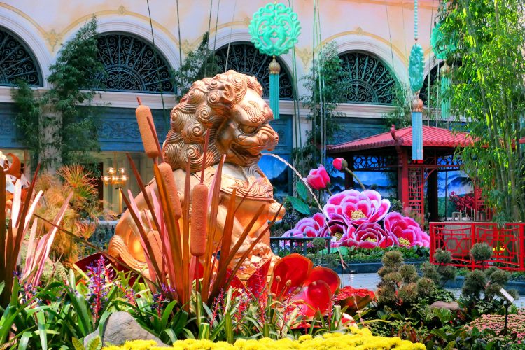 ベラージオホテルの室内植物園における春節を祝う装飾。