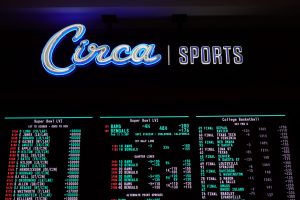 Circa ホテルのスポーツブックのオッズを表示する電光パネル。