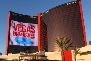 リゾーツワールドの壁面に描き出された「マスク不要」を告知する巨大メッセージ。