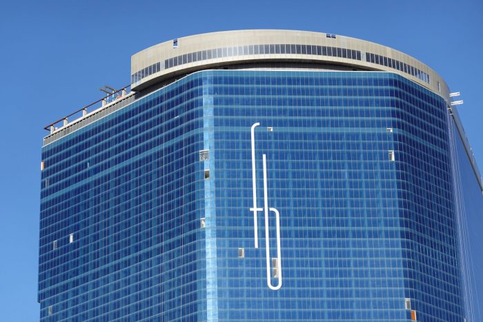 高層階の外観部分に取り付けられたこのホテルのロゴ「fb」。