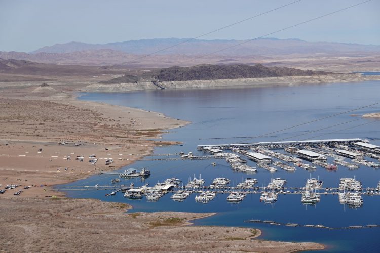 現在のミード湖。かつては、この画面の左いっぱいまで水があった。