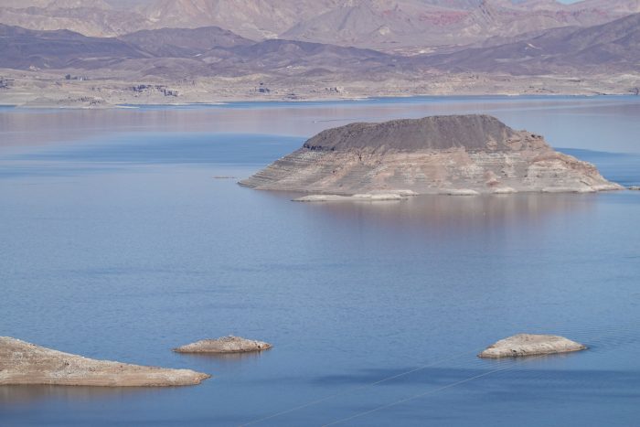 現在のミード湖。かつては、右上の大きな島の下半分の白く見えている部分までが水中だった。