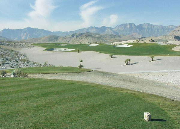 ラスベガスのゴルフコースの典型的な光景。