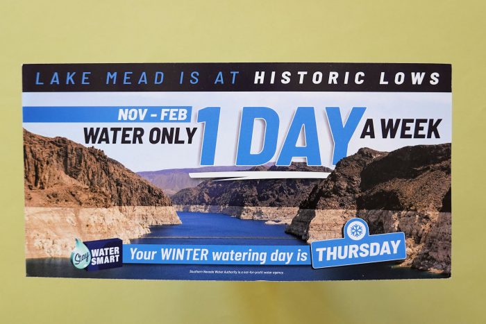 「11月から2月の冬期の散水は週に１回まで」というルールが記載されたカード。