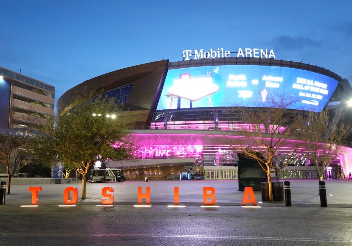 T-Mobile Arena の手前の広場「TOSHIBA PLAZA」。