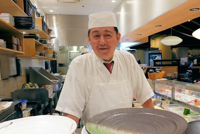 地元で人気の高級寿司店 SUSHI HIRO のオーナーシェフ Oshima Masahiro 氏。