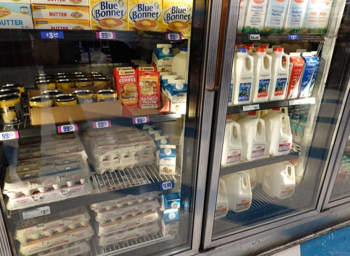 99セントの商品もあるが、玉子も牛乳も１ドル以上。