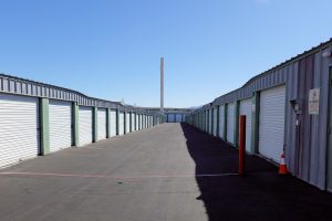 アメリカの典型的なレンタル倉庫。車で乗り付けられるように屋外にあるのが一般的。