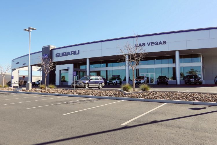 「青い法律」により閑散としている日曜日のSUBARU のディーラー。