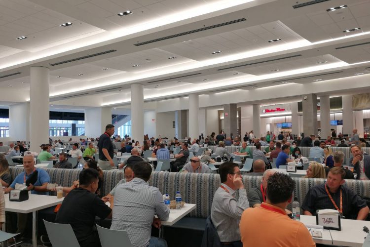 マスク着用者はほぼゼロ。(ラスベガスコンベンションセンター内のフードコート。2022年6月21日撮影)