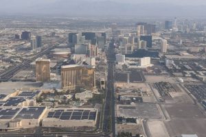 手前から奥に伸びている（途中から右奥くに曲がっている）のがストリップ大通り。巨大カジノホテルが軒を並べていることがわかる。