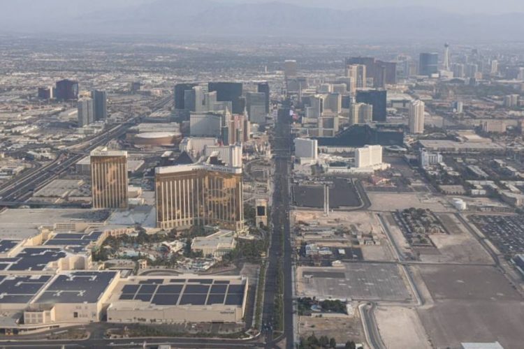 手前から奥に伸びている（途中から右奥くに曲がっている）のがストリップ大通り。巨大カジノホテルが軒を並べていることがわかる。