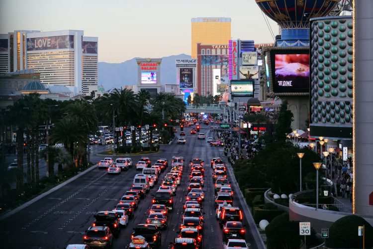 ストリップ大通り。この付近は片側７車線。