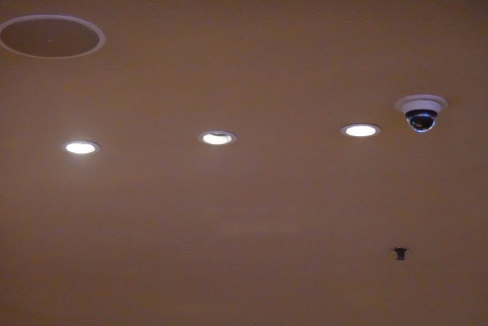 【9】 ダウンライトだけの超シンプル照明。このホテル、だれもが一度は見に行っているはず。