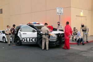 ラスベガスの繁華街の路地。3人が手錠をかけられている。日本では珍しいかもしれないが、アメリカではよくある光景。