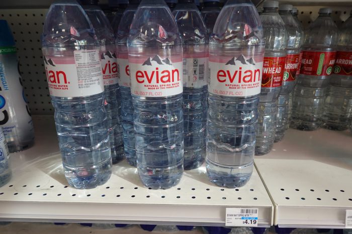 「evian」の1.5リットルボトル