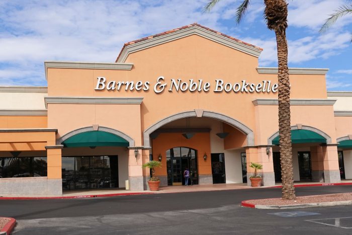 書籍の全国チエーン店 Barnes &amp; Noble。窃盗団は書籍には興味が無いとの判断なのかボラードなし。