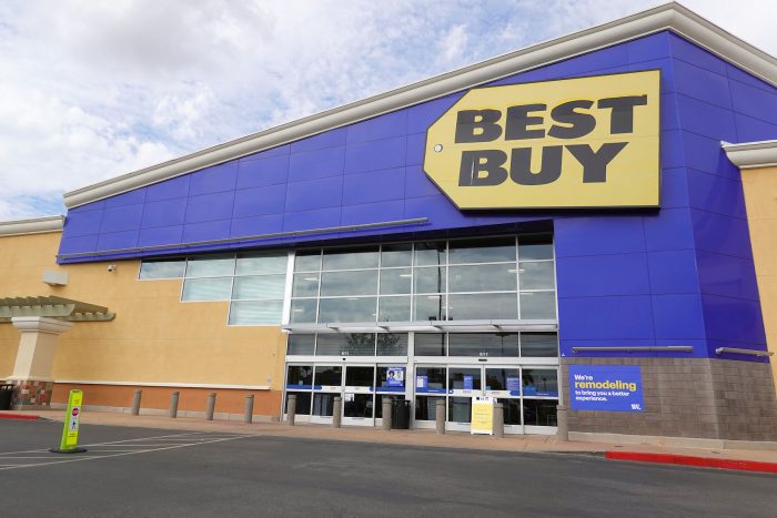 家電量販店の BEST BUY。コンクリート製のボラード10本で店を防御している。