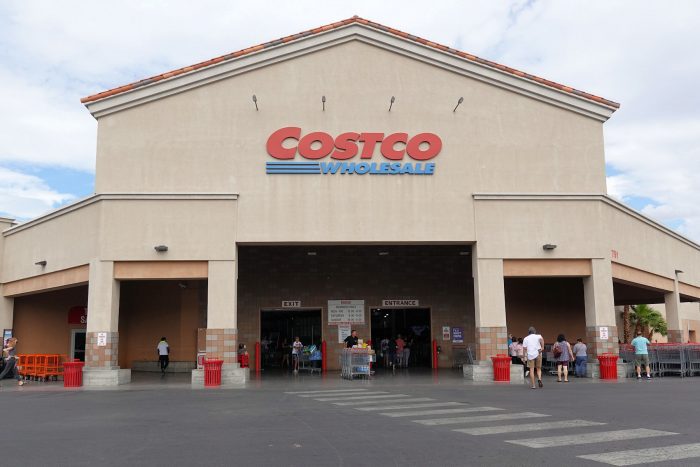 日本でもおなじみの COSTCO。高価な商品が多いわりにはボラードの間隔が広すぎるのか少々気になる。