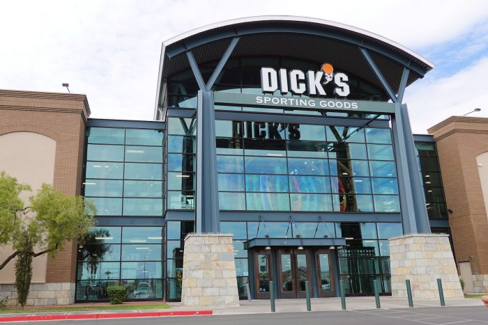 スポーツ用品専門の大型店 DICK'S。６本のボラードで守られている。