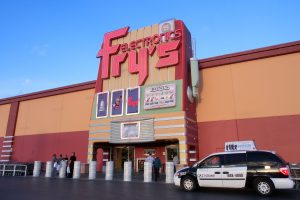 今は閉店してしまったが、長らくラスベガスに存在していた大型家電量販店 Fry's。入口にはカジノチップを模した障害物が置かれていることが見て取れる。