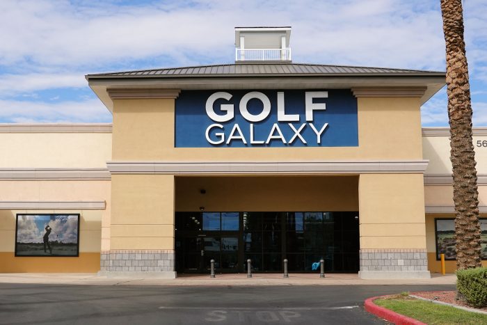 ゴルフ用品大手の GOLF GALAXY。高価な商品が多いのでボラードは欠かせない。