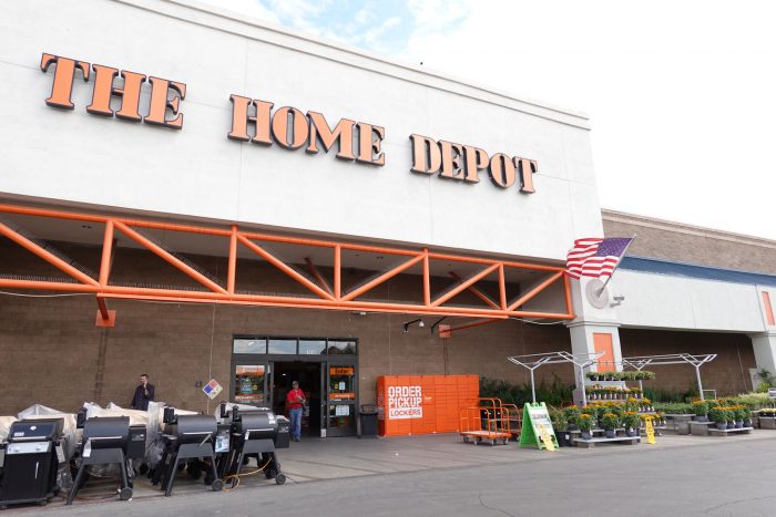 世界最大のホームセンター HOME DEPOT。この写真だけではわかりにくいが、防犯対策はそれなりに設定されている。