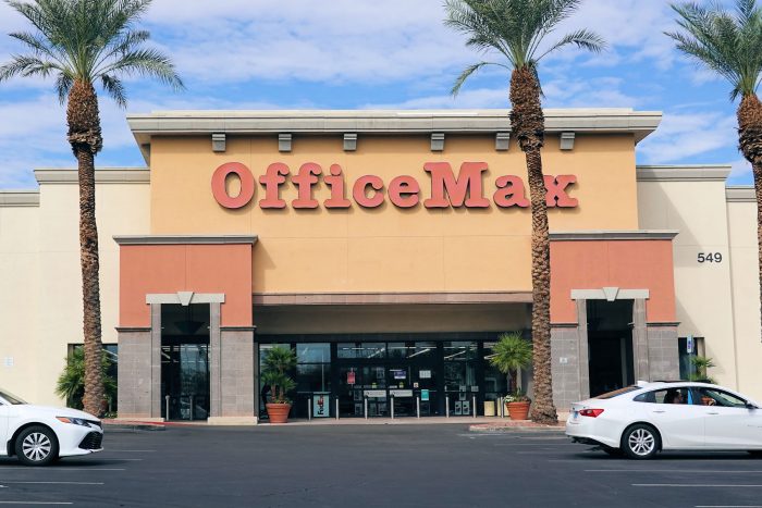 オフィス用品の Office Max。パソコンや事務機器など高価な商品が多いだけに、デフェンスに手抜かりはない。