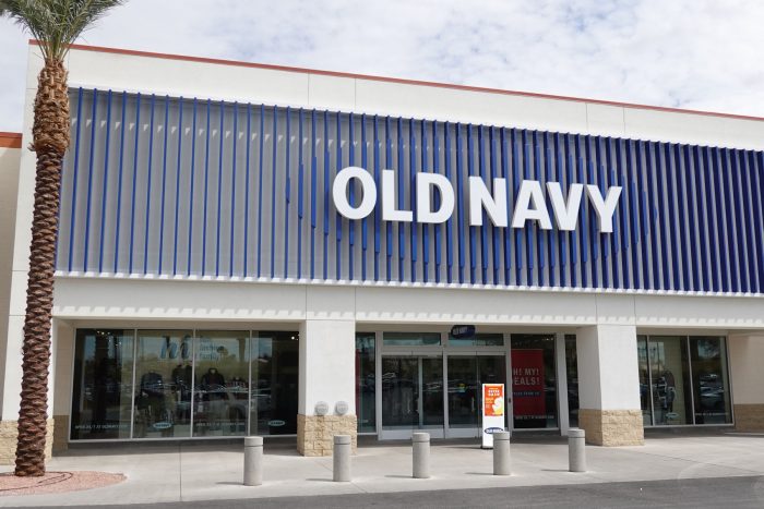 GAP社の低年齢層向けブランド OLD NAVY。それほど高価な商品ではないが、とりあえずボラードを設置。ただ、両サイドが無防備になっているところが気になる。