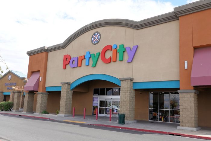 パーティーグッズの専門店 Party City。特に高価な商品はないようにも思えるが、とりあえずボラードを設置。ただ、右側の窓は無防備のように見える。