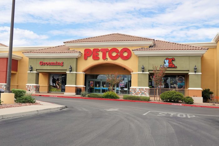 同じくペットショップの PETCO。やはりこちらもボラードなし。