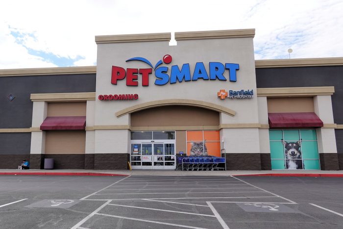 ペットショップの PETSMART。ペット関連商品は窃盗団にとって興味が無いのか、ボラードなし。