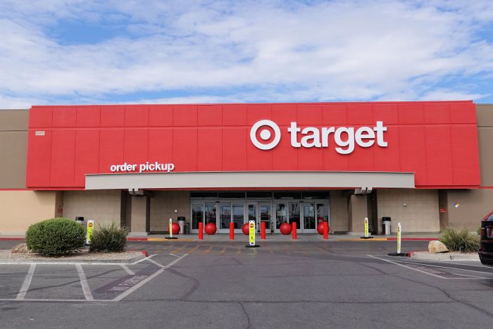 総合雑貨の TARGET。ボラードはこの店のテーマカラーの赤。５つの球状の障害物もディフェンスを援助。