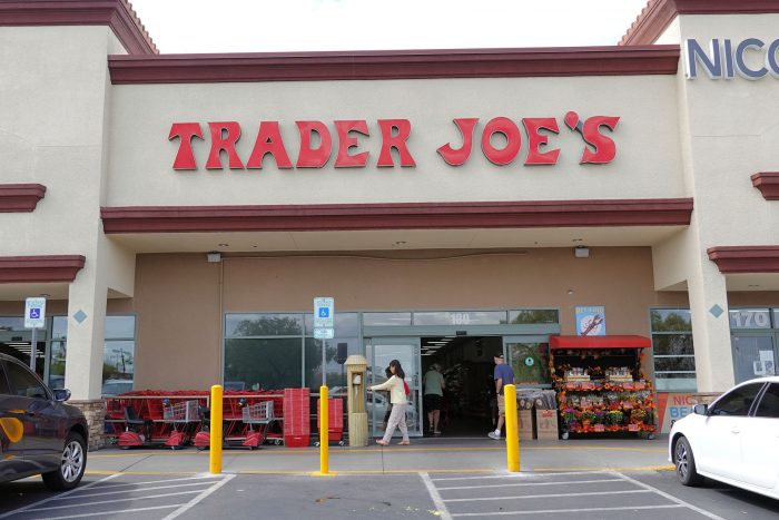 日本人観光客にも人気の食品スーパー TRADER JOE'S。このボラードは駐車場の位置関係から防犯というよりも運転ミスによる飛び込み事故防止の可能性も。