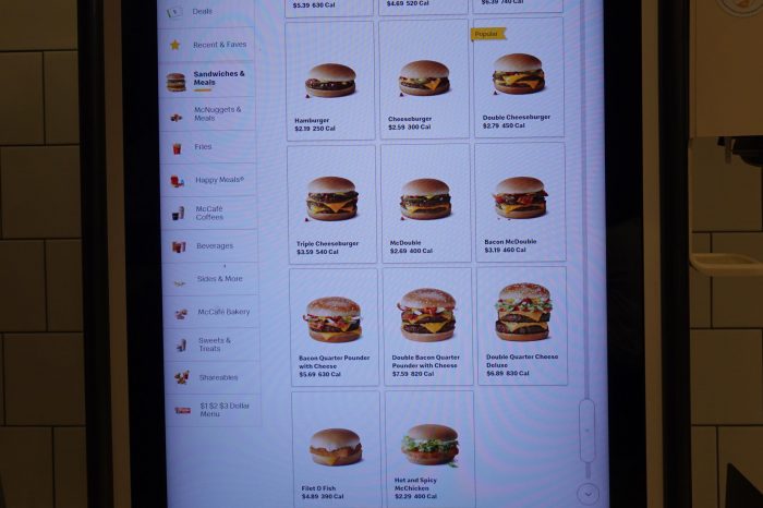 マクドナルドのセルフオーダー用のスクリーン画面に映し出されたメニュー。