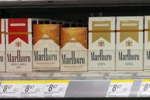 マルボロ1箱 $8.67。$1=145円で換すると1248円。