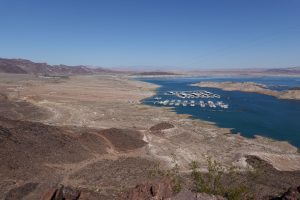 ラスベガス近郊にあるミード湖。画面の左半分は長らく湖底だった。