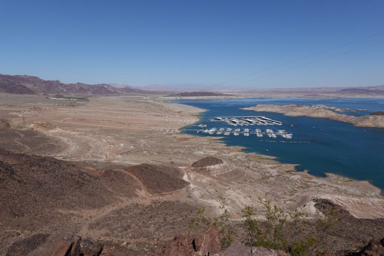 ラスベガス近郊にあるミード湖。画面の左半分は長らく湖底だった。