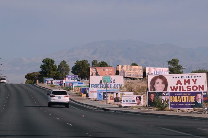 道路沿いに並んでいる大小さまざまな選挙ポスター。