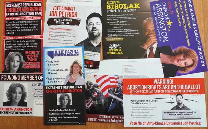 これらは郵便物として各家庭に郵送されてくる。選挙違反にはならない。