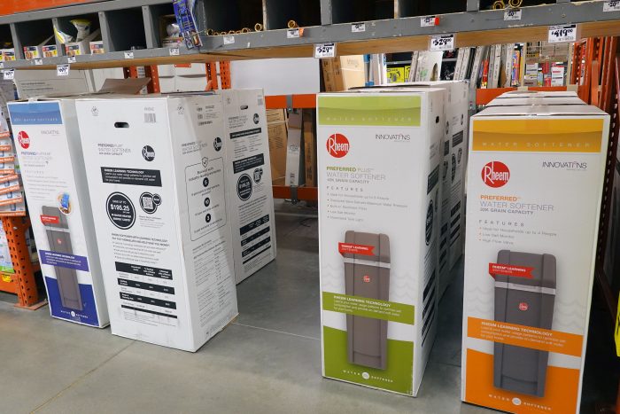 ラスベガス市内にあるホームセンター「Home Depot」の店内。ソフナーが売られていることがわかる。