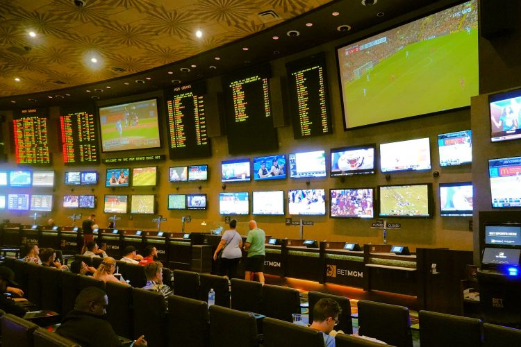 ラスベガスのカジノのスポーツブック。ここでさまざまなスポーツに賭けることができる。