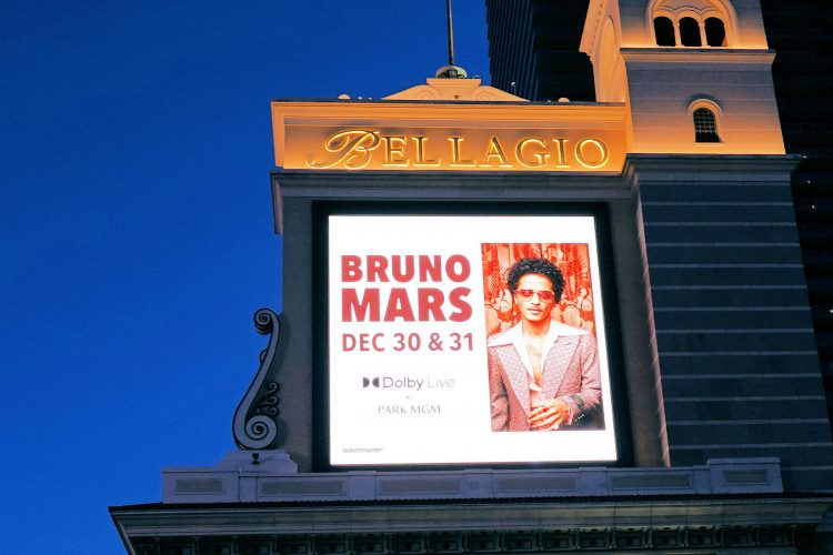 ブルーノ・マーズのコンサートの予定を告知している広告塔。