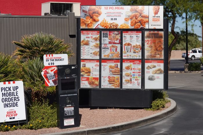 ラスベガス郊外にあるKFCのドライブスルーのレーンに掲示されているメニュー。