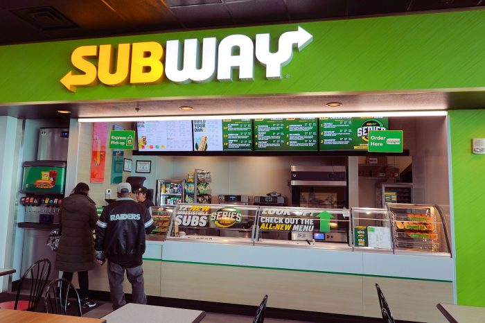 参考までにラスベガスのホテル街にある SUBWAY。この店ではバーガーという言葉を使うことはなく サンドイッチだ。