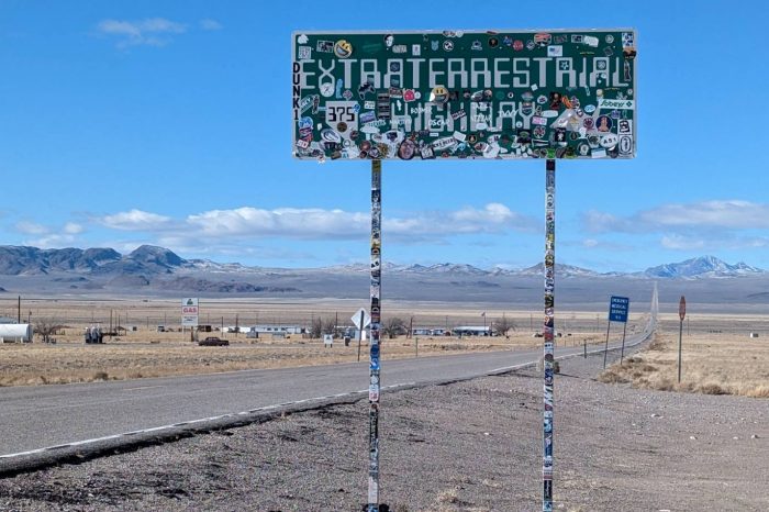Extraterrestrial Highway の文字が読めなくなるほど落書きやステッカーが貼られている現在の道路標識。
