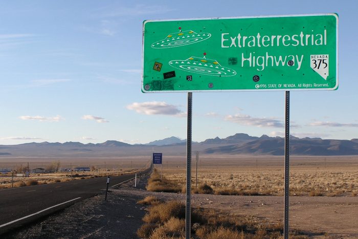 これは数年前の写真。はっきりと「ネバダ375号線」のマーク と Extraterrestrial Highway の文字が読み取れる。